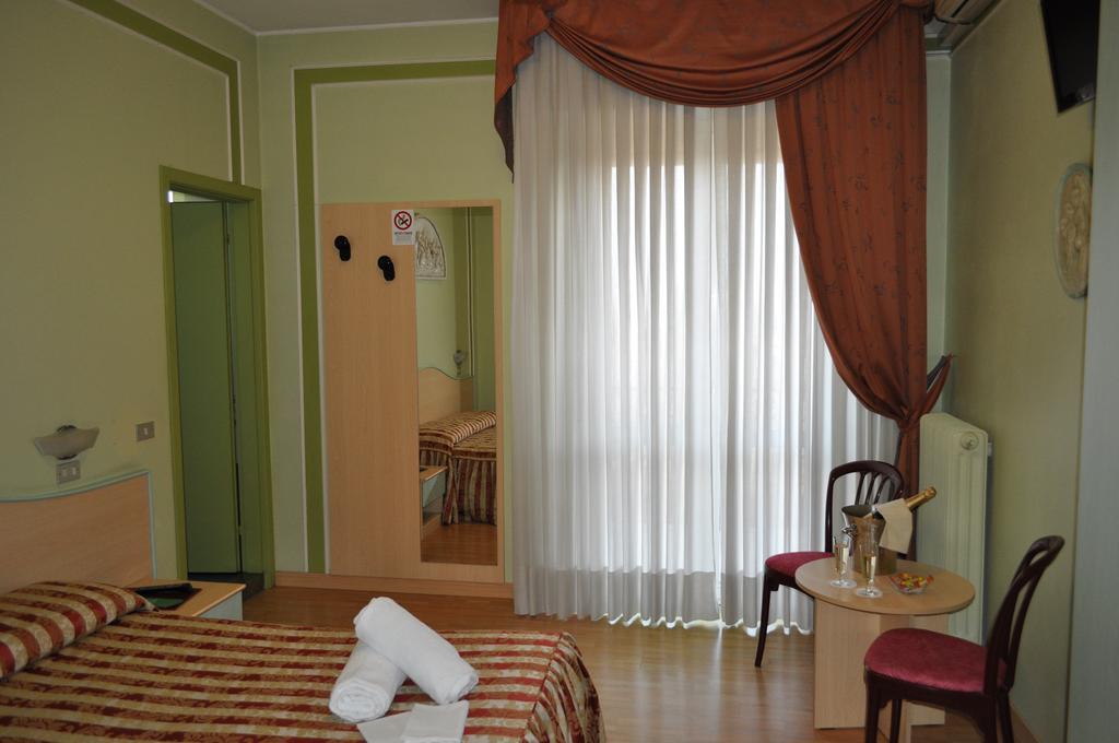 Hotel Alsazia Sirmione Quarto foto